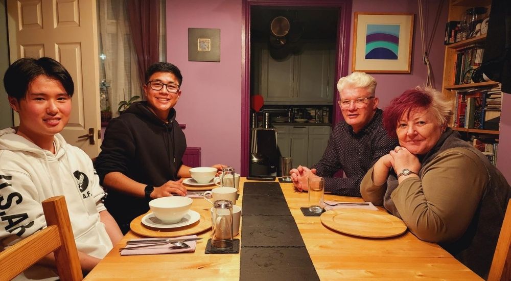 Familia de Inglaterra acoge estudiantes de inglés